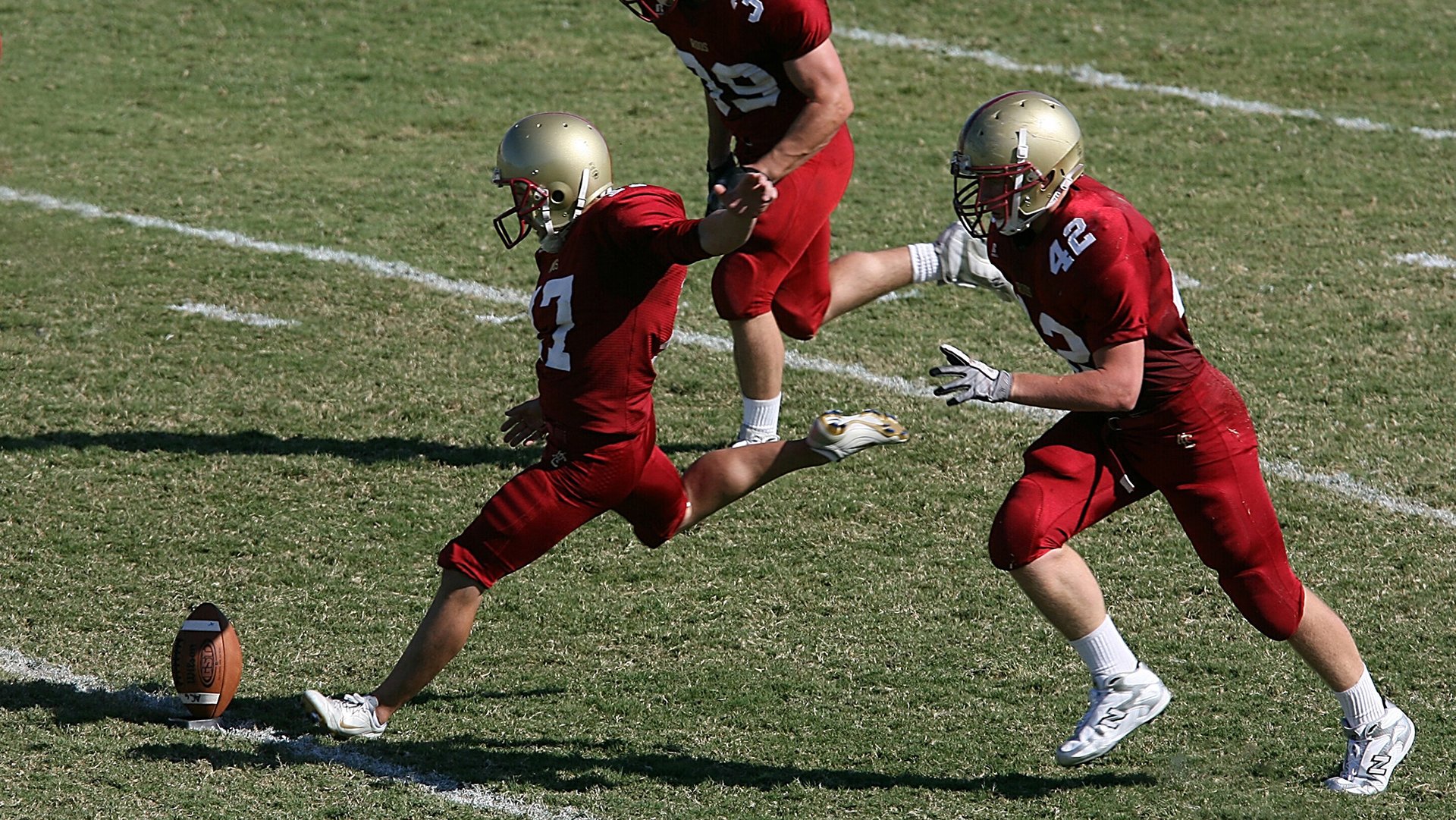 爱游戏-“亚戈·卡尔曼的高效进攻与防守技巧，推动美洲狮队向冠军迈进”